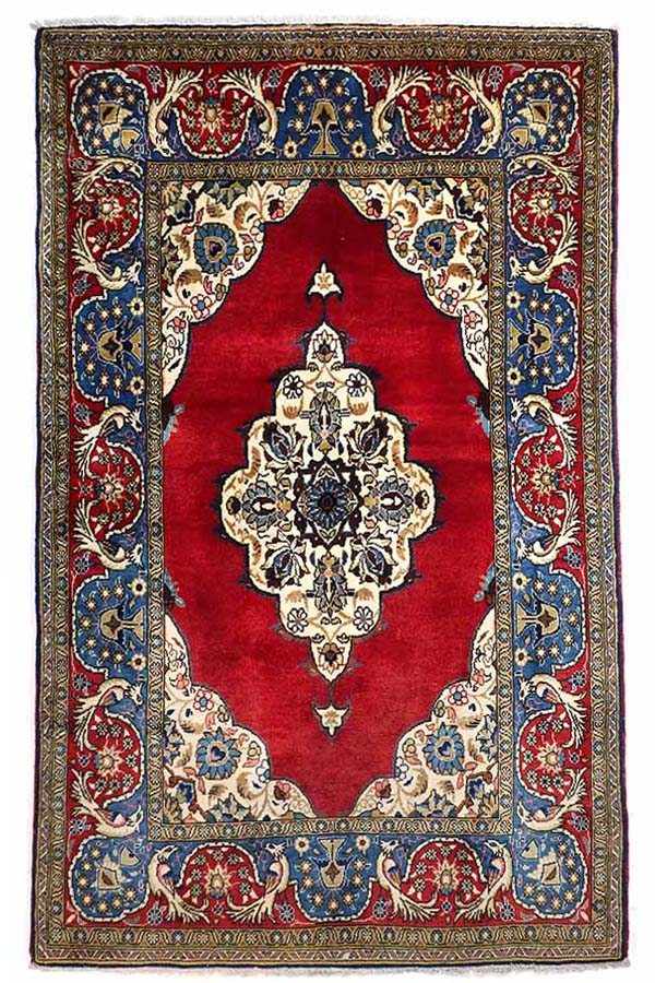 カシャーン産の赤いペルシャ絨毯、ブルーの模様とメダリオンデザイン