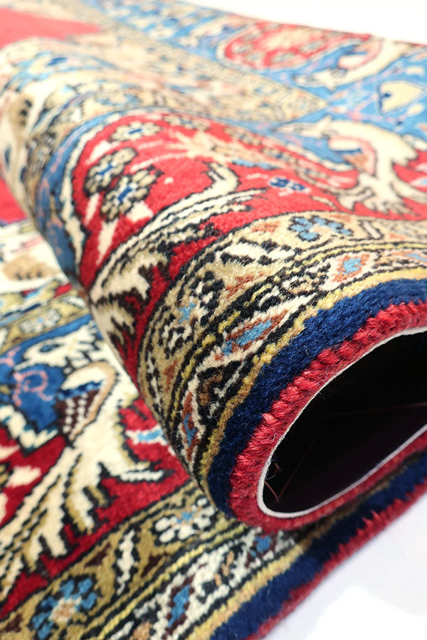 カシャーン産の赤いペルシャ絨毯、ブルーの模様とメダリオンデザイン