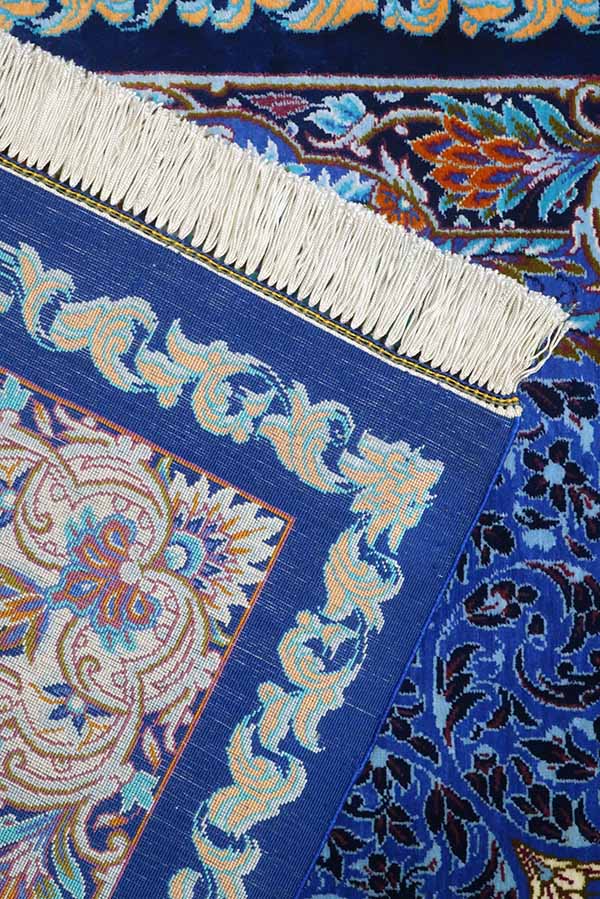 クム製ペルシャ絨毯、シルク素材、鮮やかな花模様とクジャクの羽デザイン