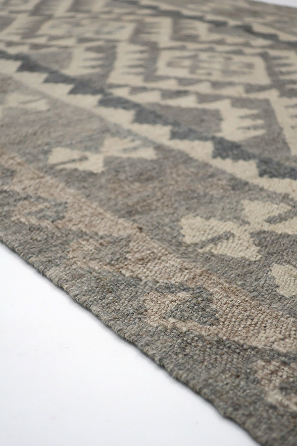 アフガニスタン産の手織りナチュラルキリム、未染色のウール素材、サイズ約82cm x 247cm