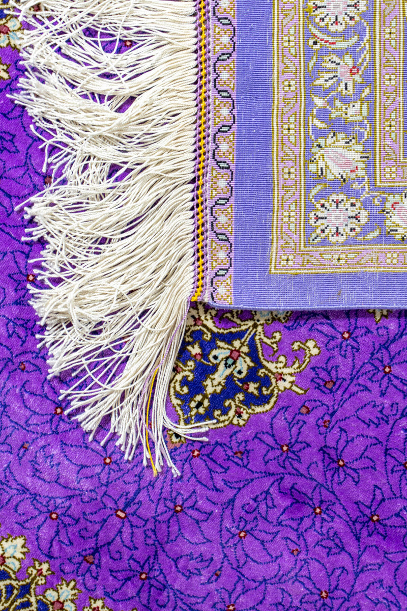 ペルシャ・クム産のパープル基調のペルシャ絨毯の詳細