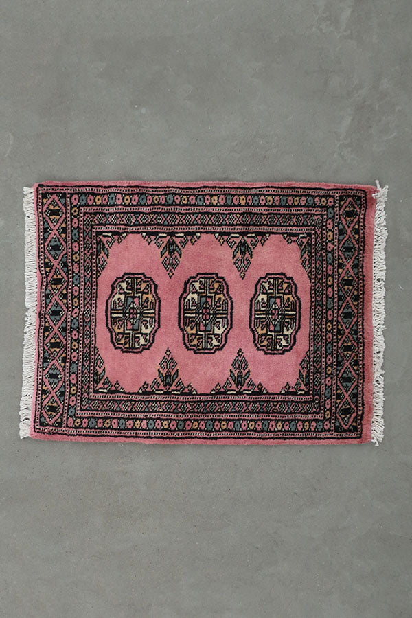 ピンク色のパキスタン絨毯