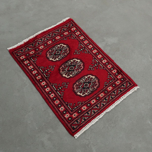 手織りパキスタン絨毯 | 鮮やかなレッドの幾何学模様 | 柔らかなウール