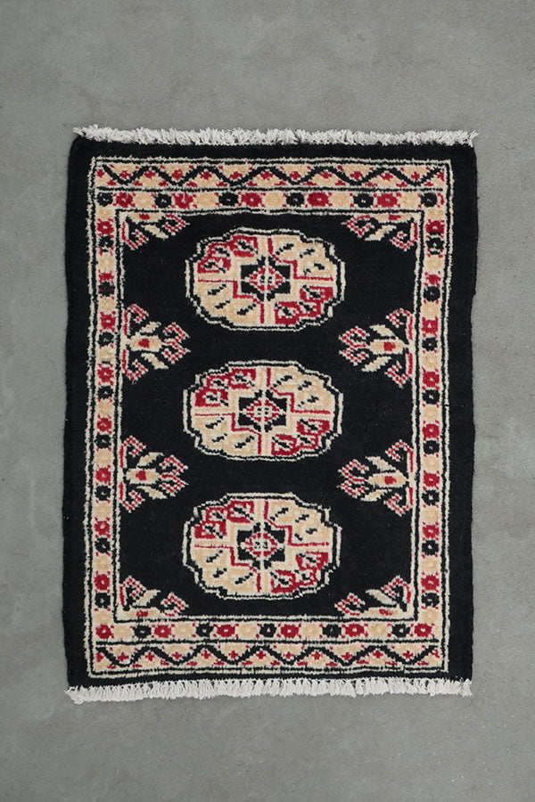 ミニサイズの黒色絨毯パキスタン産