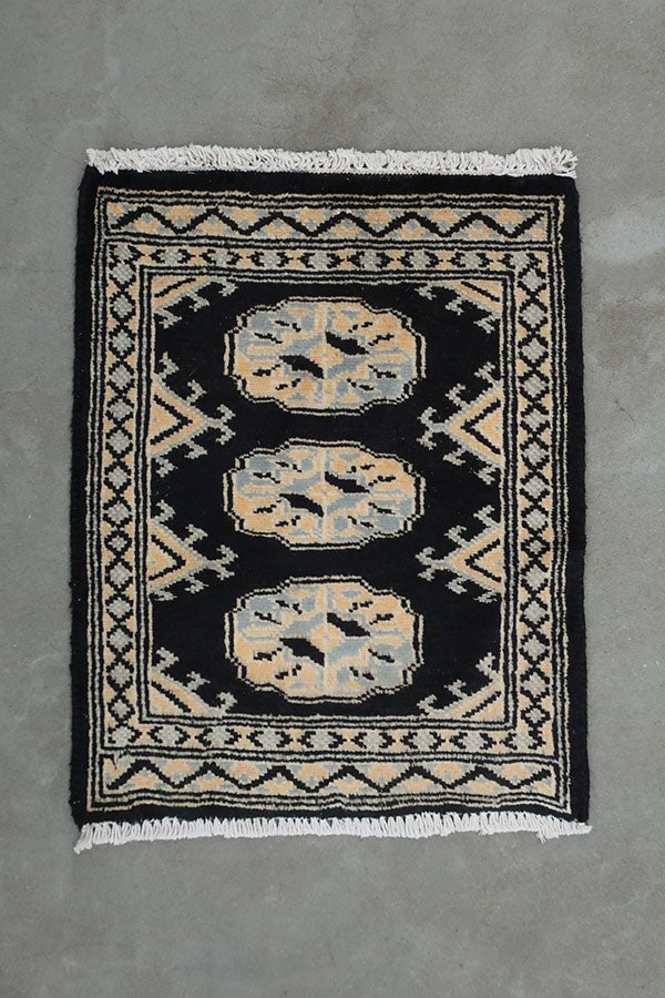 パキスタン絨毯<br>約42cm x 52cm　