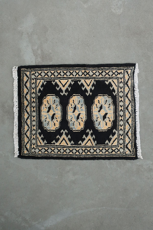 パキスタン絨毯<br>約42cm x 52cm　