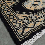 ペルシャ絨毯の伝統を受け継いだ黒色のパキスタン絨毯