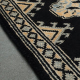 ペルシャ絨毯の伝統を受け継いだ黒色のパキスタン絨毯