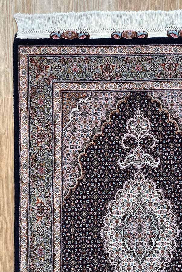 タブリーズ製ペルシャ絨毯:深い濃紺マヒ柄、ウールとシルク素材