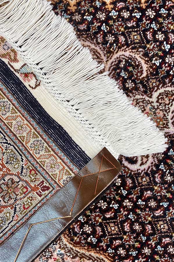 タブリーズ製ペルシャ絨毯:深い濃紺マヒ柄、ウールとシルク素材