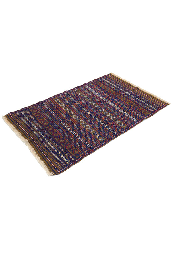 紋織り、綴れ織りを含む様々な織り方で作られた約88cm x 142cmのキリム