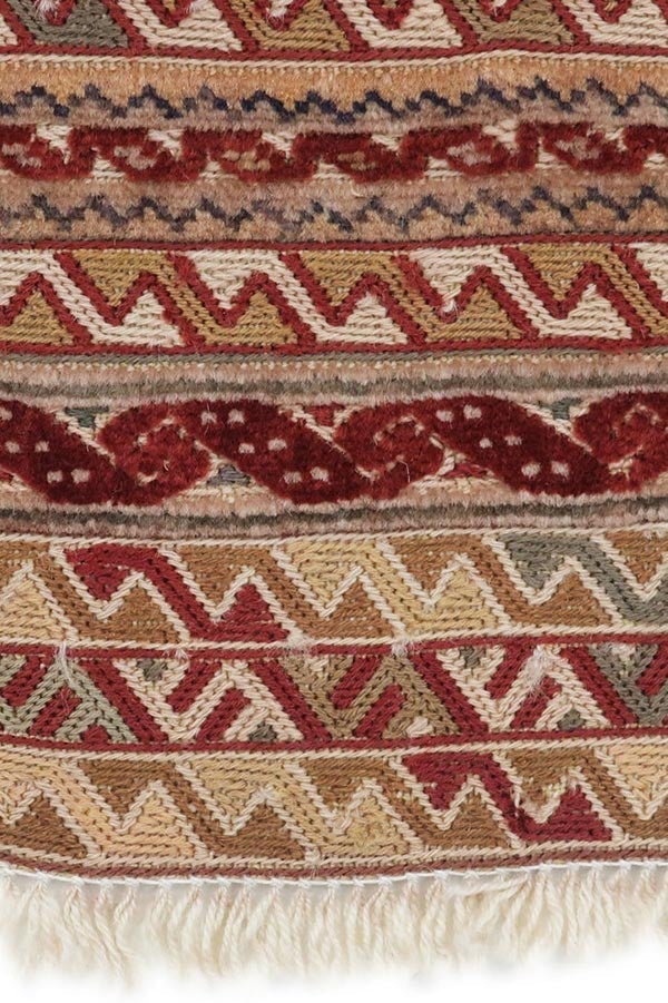 平織りと絨毯織りが混ざり、立体感のある手織り絨毯