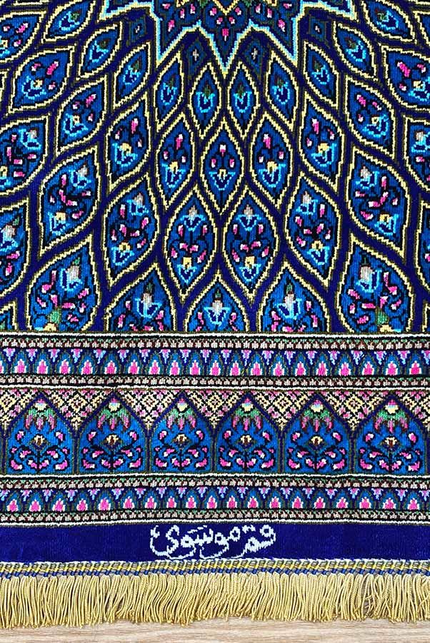イラン・クム製シルク絨毯、ムサヴィ工房、幾何学模様、アンティーク調フサ