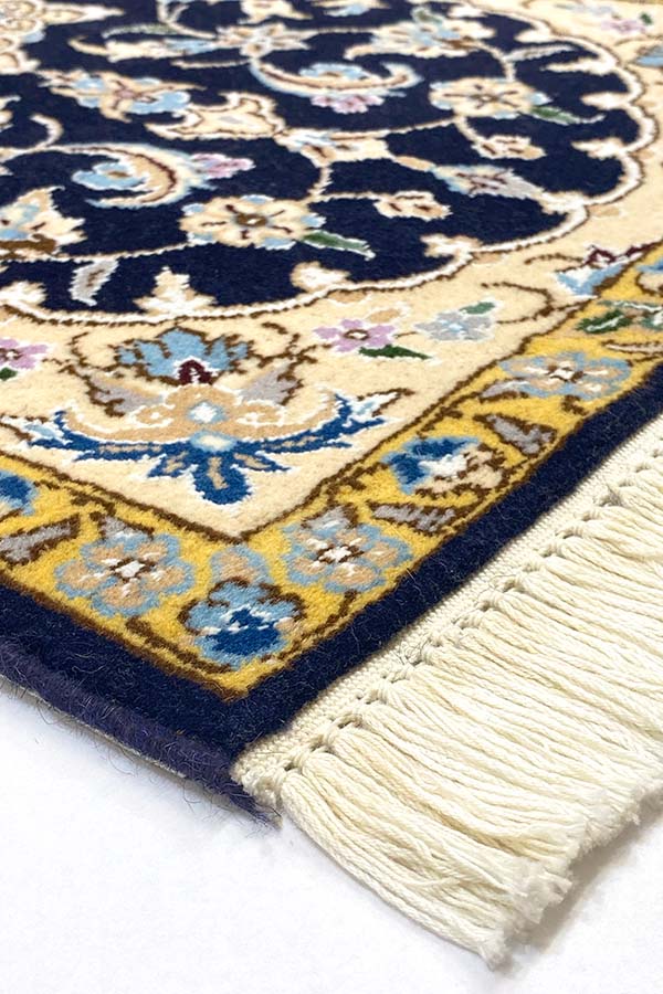 ナイン製ペルシャ絨毯、ネイビーブルーと黄色、中央メダリオンの唐草模様