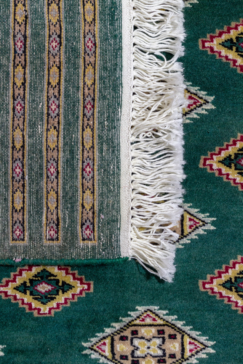 サイズ約200cm x 249cmのラホールの絨毯。立体的に見える幾何学模様が特徴。