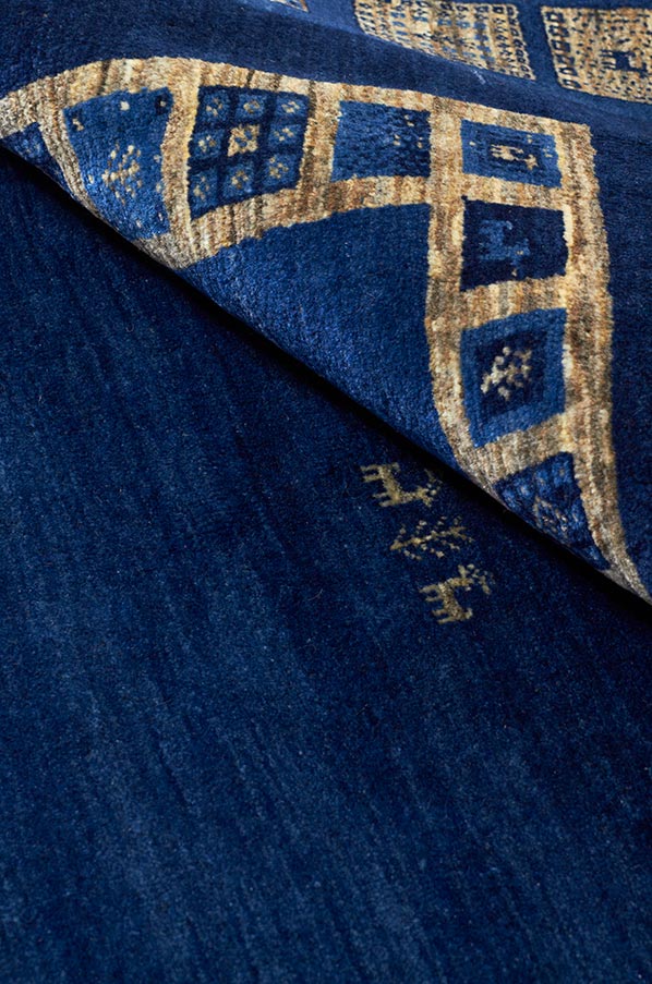 カラフルな青とベージュの手織りウールギャッベ