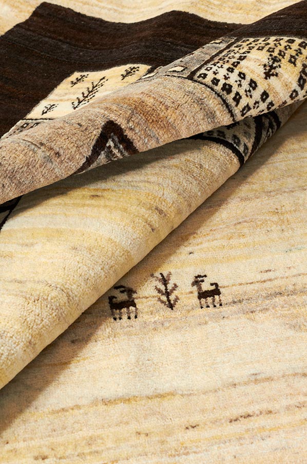 タイルデザインとシカモチーフのペルシャギャッベ絨毯