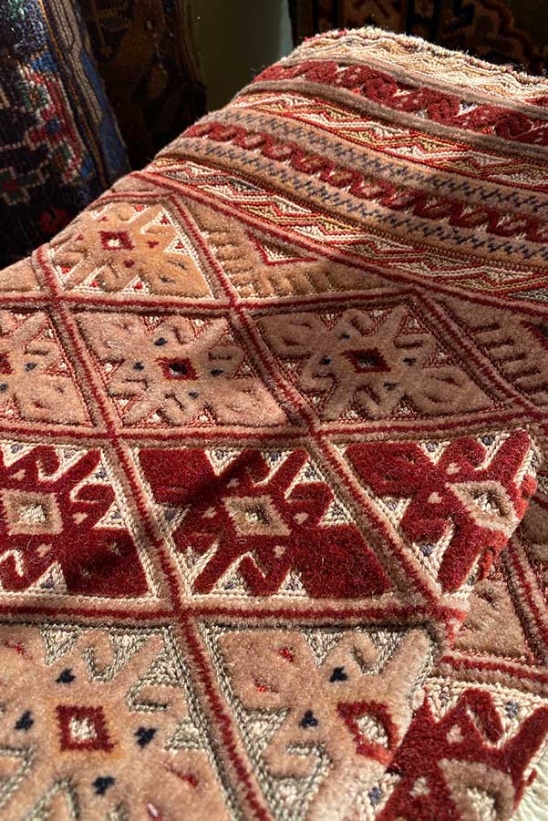 毛足のあるパイル地と毛足のないキリム地が組み合わさったアフガニスタンの絨毯。