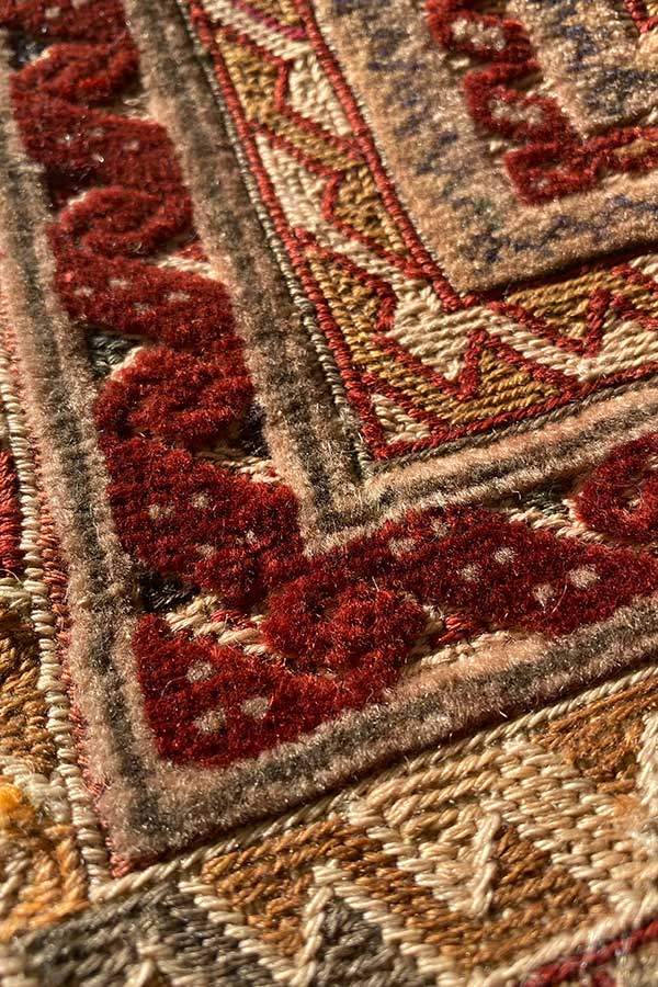 凸凹の風合いが特徴なマシュワニキリム絨毯