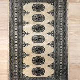 パキスタン絨毯　約69cm x 122cm