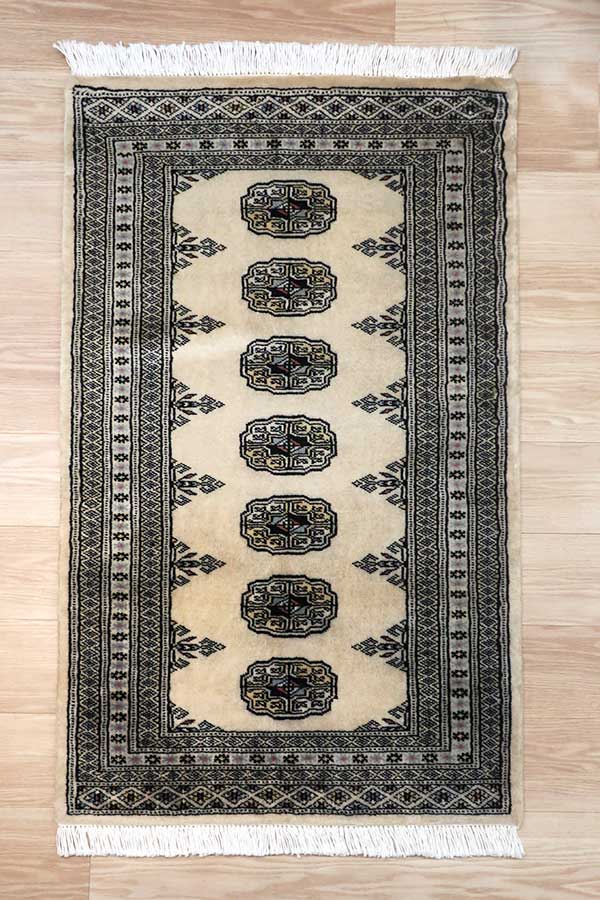 パキスタン絨毯　約69cm x 122cm