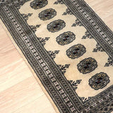 パキスタン絨毯　約69cm x 122cm