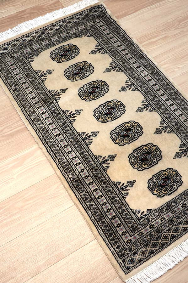 パキスタン絨毯　約69cm x 122cm