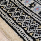 パキスタン絨毯　約69cm x 122cm
