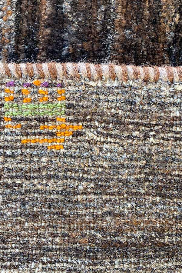 カシュガイ族の伝統技術で織られたウール絨毯