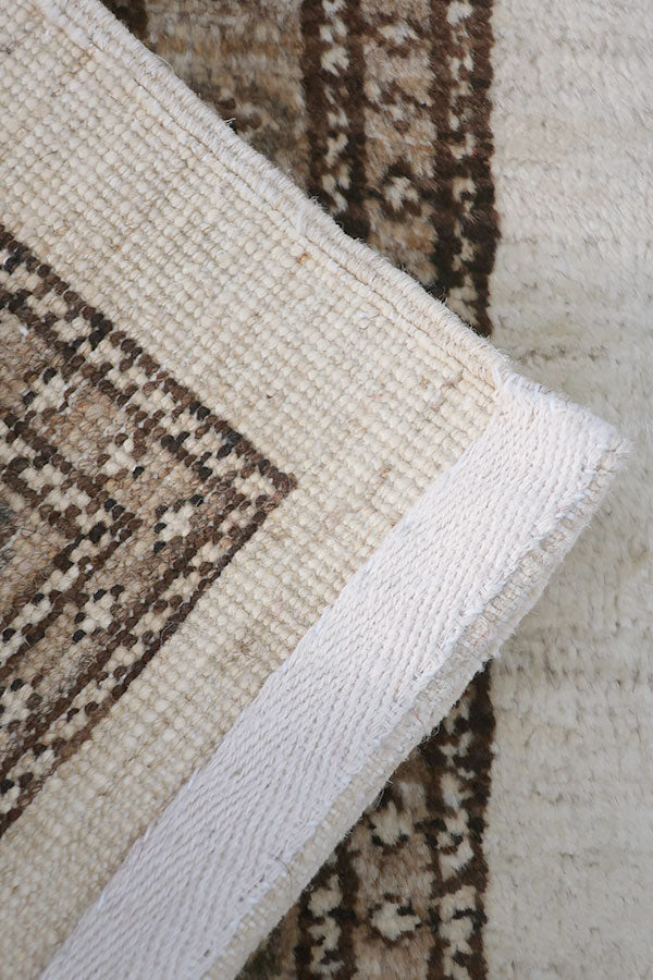 羊毛の優しい色合いの手織り絨毯