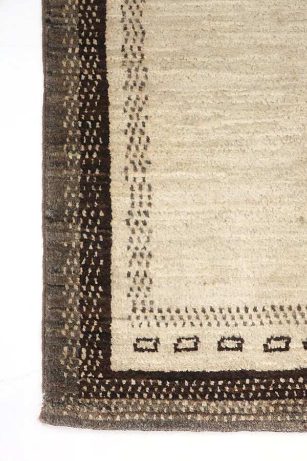 ナチュラルな羊毛の優しい色合いのアフガニスタン絨毯