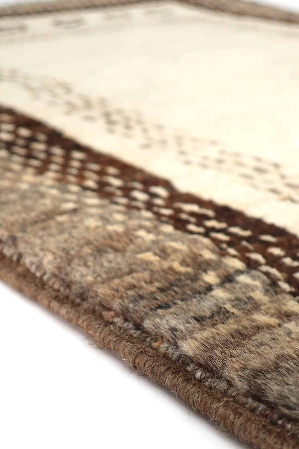 アフガニスタン山岳地帯のウールを使用した絨毯