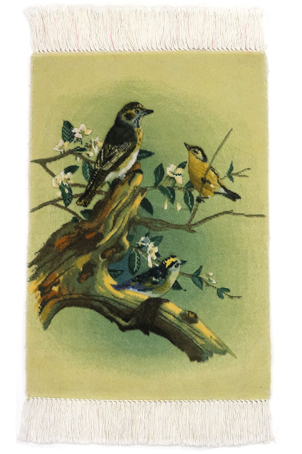 ピクチャーラグの手織りタペストリー、優しいグリーン基調、3羽の小鳥と花のデザイン