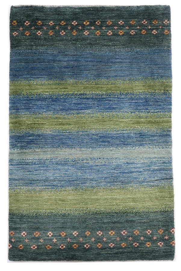 アフガニスタン産の手織り絨毯
