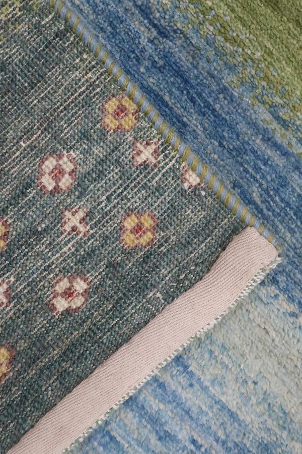 両端の小花模様が織り込まれたアフガニスタン絨毯デザイン