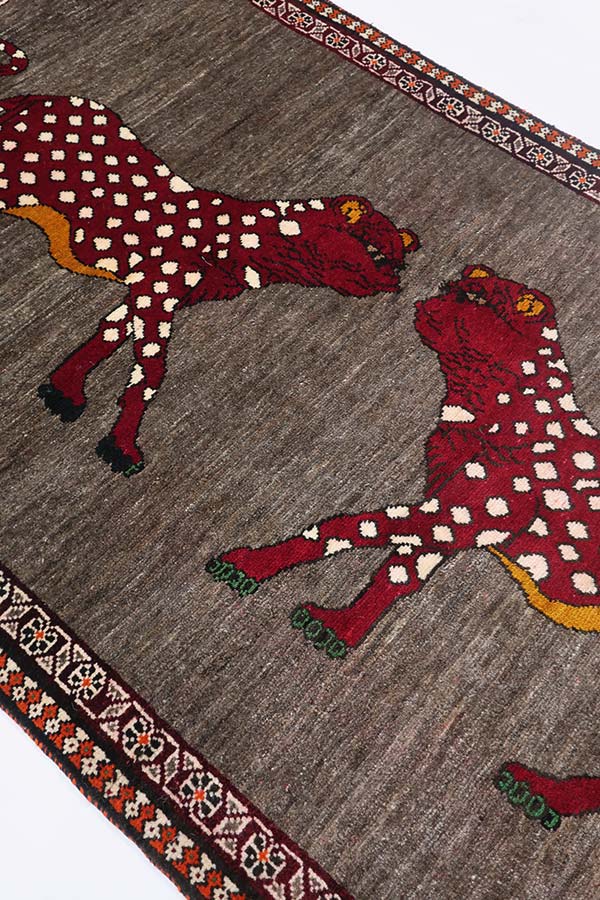 ペルシャシーラーズ産ライオン絨毯、二頭のヒョウ向き合うデザイン