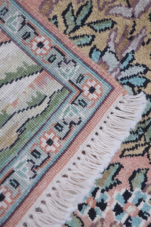 繊細な花模様が彩るカシミールシルク絨毯 - 高級感のあるデザイン