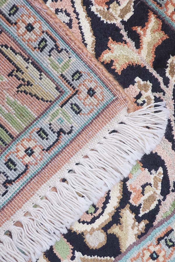 シンプルな魅力、カシミールのシルク絨毯 (3753)。