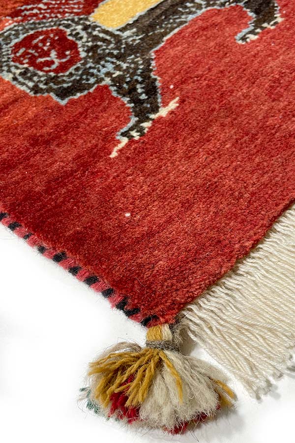 ライオンが中央にデザインされた手織り絨毯のフサ