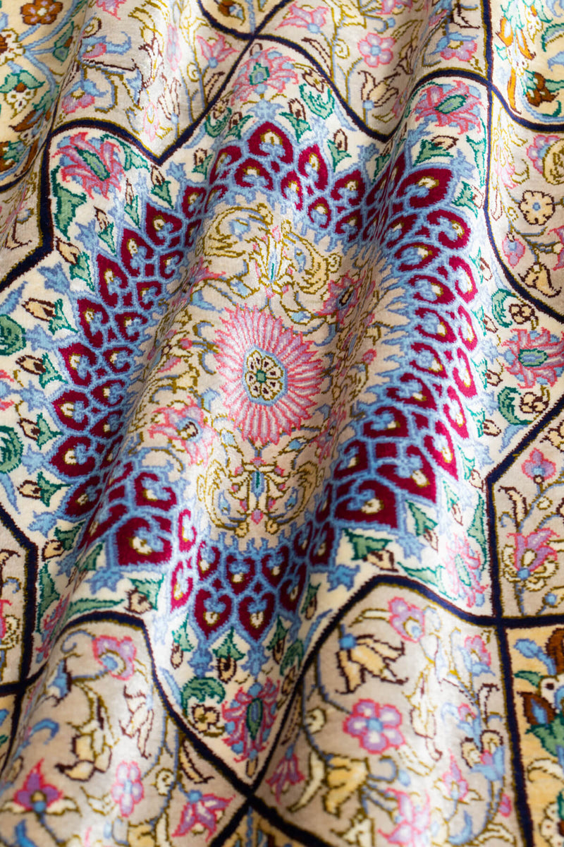 クム産ペルシャ絨毯 - 美しい赤色と光沢