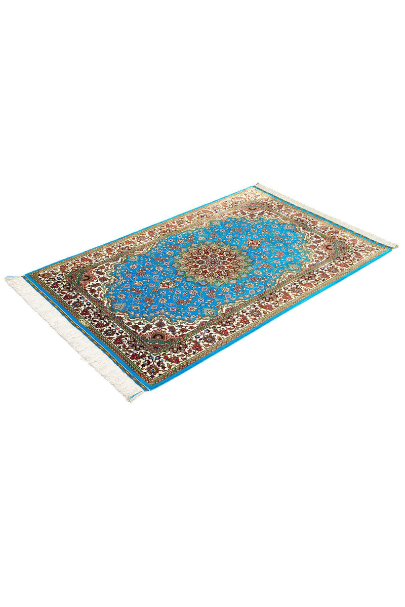 イラン製、クム産の鮮やかなスカイブルーのシルクペルシャ絨毯。メダリオンと花々の緻密なデザイン。