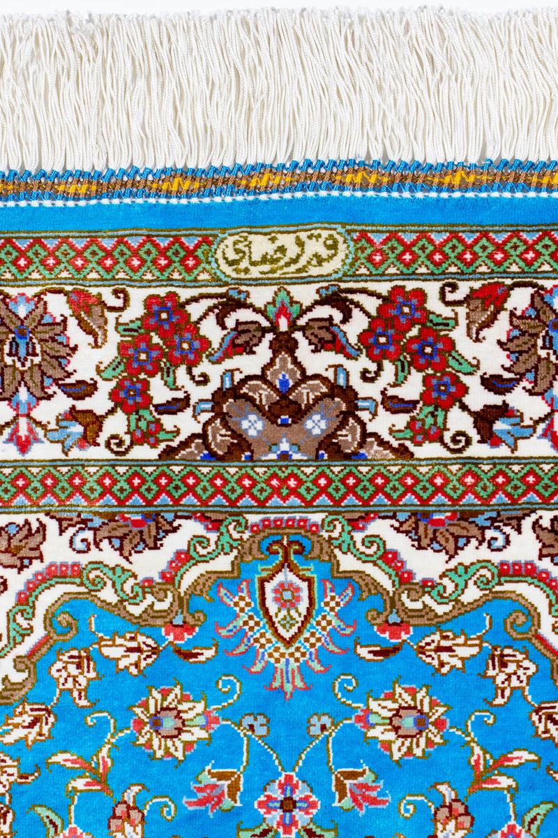 イラン製、クム産の鮮やかなスカイブルーのシルクペルシャ絨毯。メダリオンと花々の緻密なデザイン。