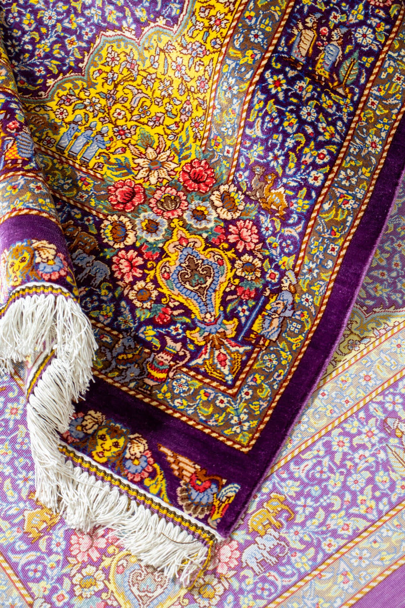 イラン、クム産の紫色ベースのシルクペルシャ絨毯。玄関マットサイズ