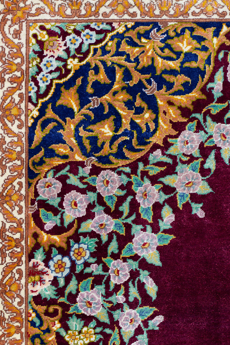 イラン・クム産、ムカダム工房のシルク手織りペルシャ絨毯、ワインレッドフィールドとブルーメインボーダー