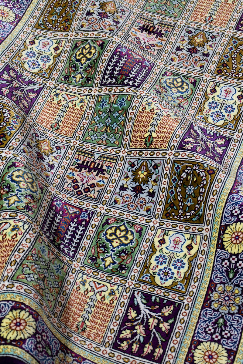 クム産シルクのペルシャ絨毯。へシティ文様のパープルデザイン