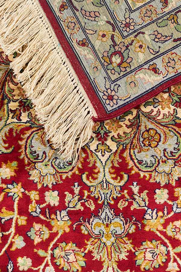 カシミール産シルク手織り絨毯の織りの密度