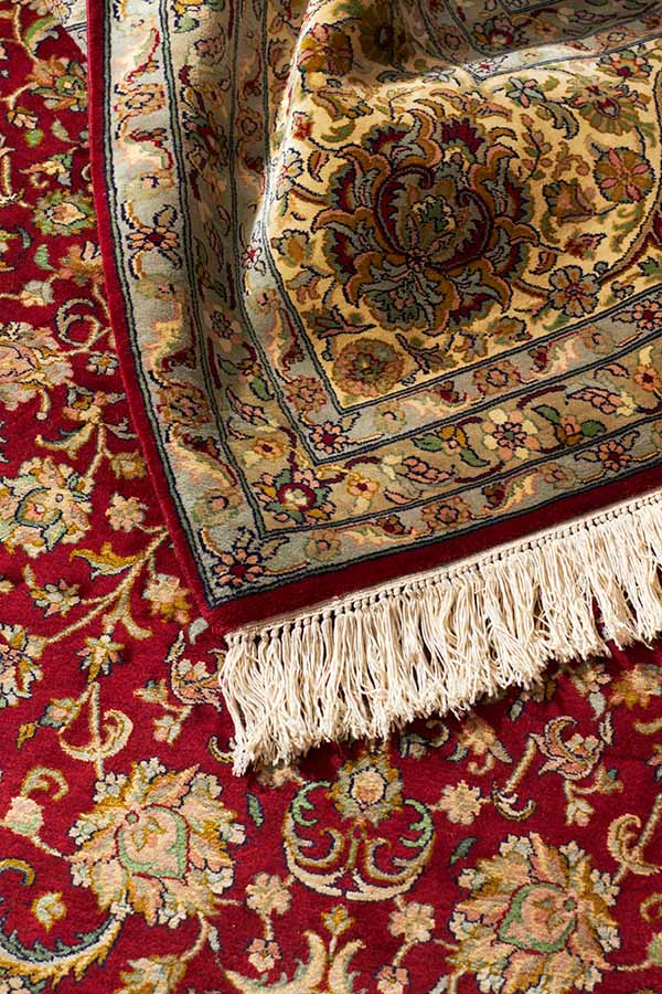 カシミール産の絨毯のフリンジ