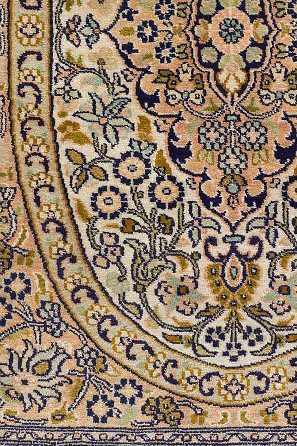 カシミール地方産のシルク手織り絨毯。黄色味を帯びたヴィンテージライクなデザイン