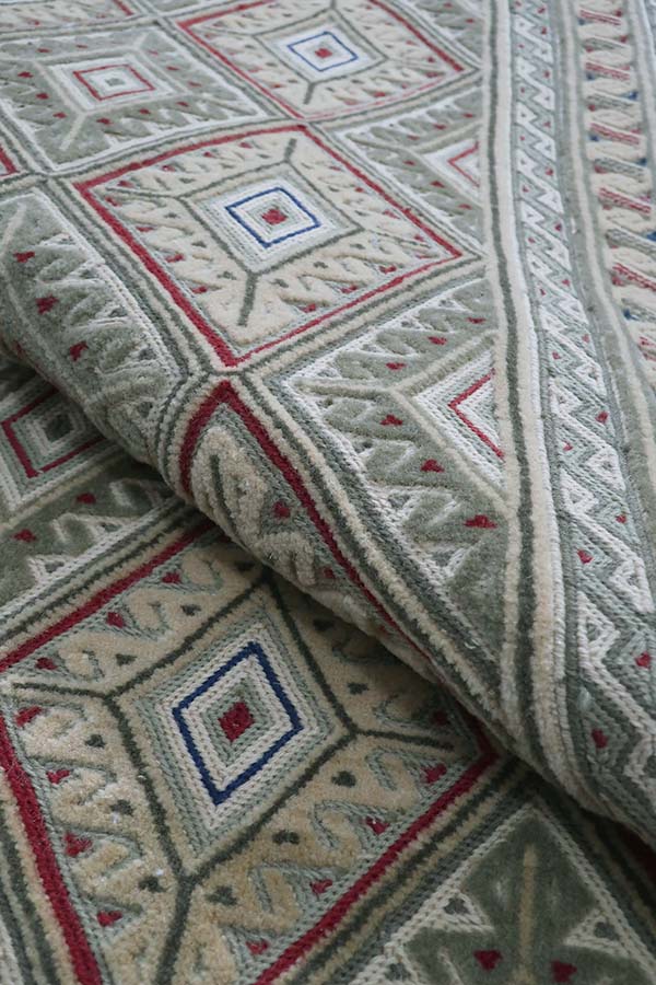 アフガニスタン産のマシュワニキリム。美しい幾何学模様と立体的な織りが特徴。