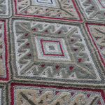 アフガニスタン産のマシュワニキリム。美しい幾何学模様と立体的な織りが特徴。